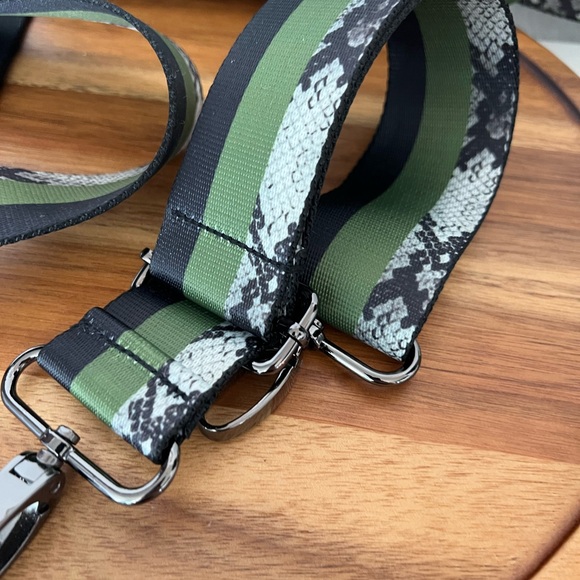 Think Royln Bum Bag Crossbody Puffer Handbag Green 2 Straps Green Snake Print - Picture 8 of 12